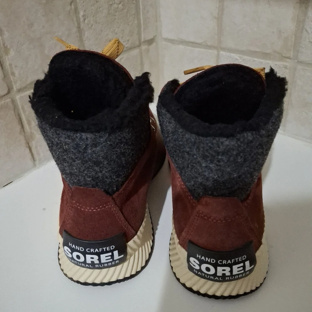 Sorel Out n About Suede Boots Size 8.5